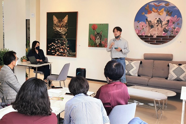 최근 개최된 설명회에서 자신의 작품을 설명하고 있는 남지형 작가(맨 위 오른쪽)(사진=허영훈 기자) 