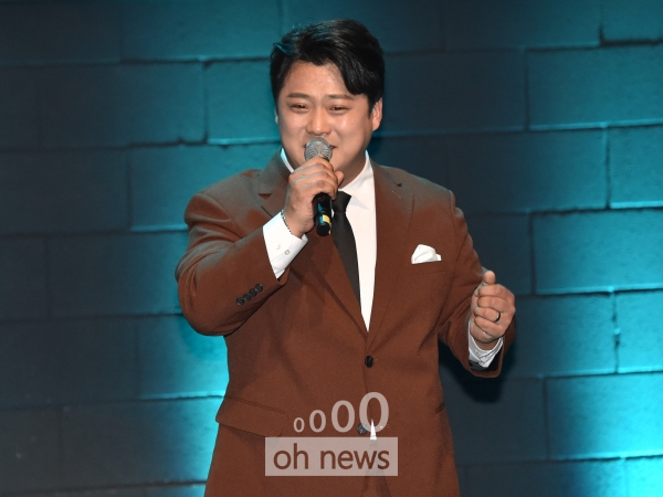 30일 서울 마포구 연남스페이스 열린 '우리'콘서트에 가수 장군이 열창하고 있다. (사진=김태경 기자)
