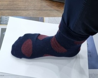 개인형 맞품 승마부츠 제작은 발 모양 탁본으로 제작한다.